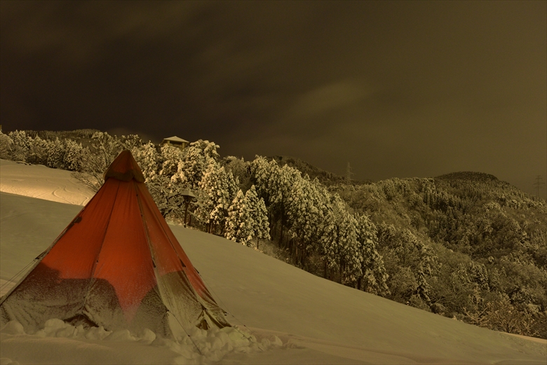 積雪40cmの中、かまくら気分で雪中ソロキャンプ